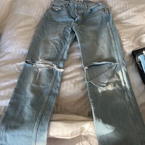Originals 90s High Rise Loose in Breezy Indigo With Rips
RE/DONE